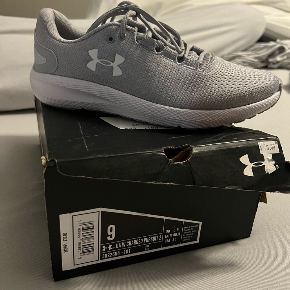 Under armour Womens sz 9 tennis shoes, Brand New!
